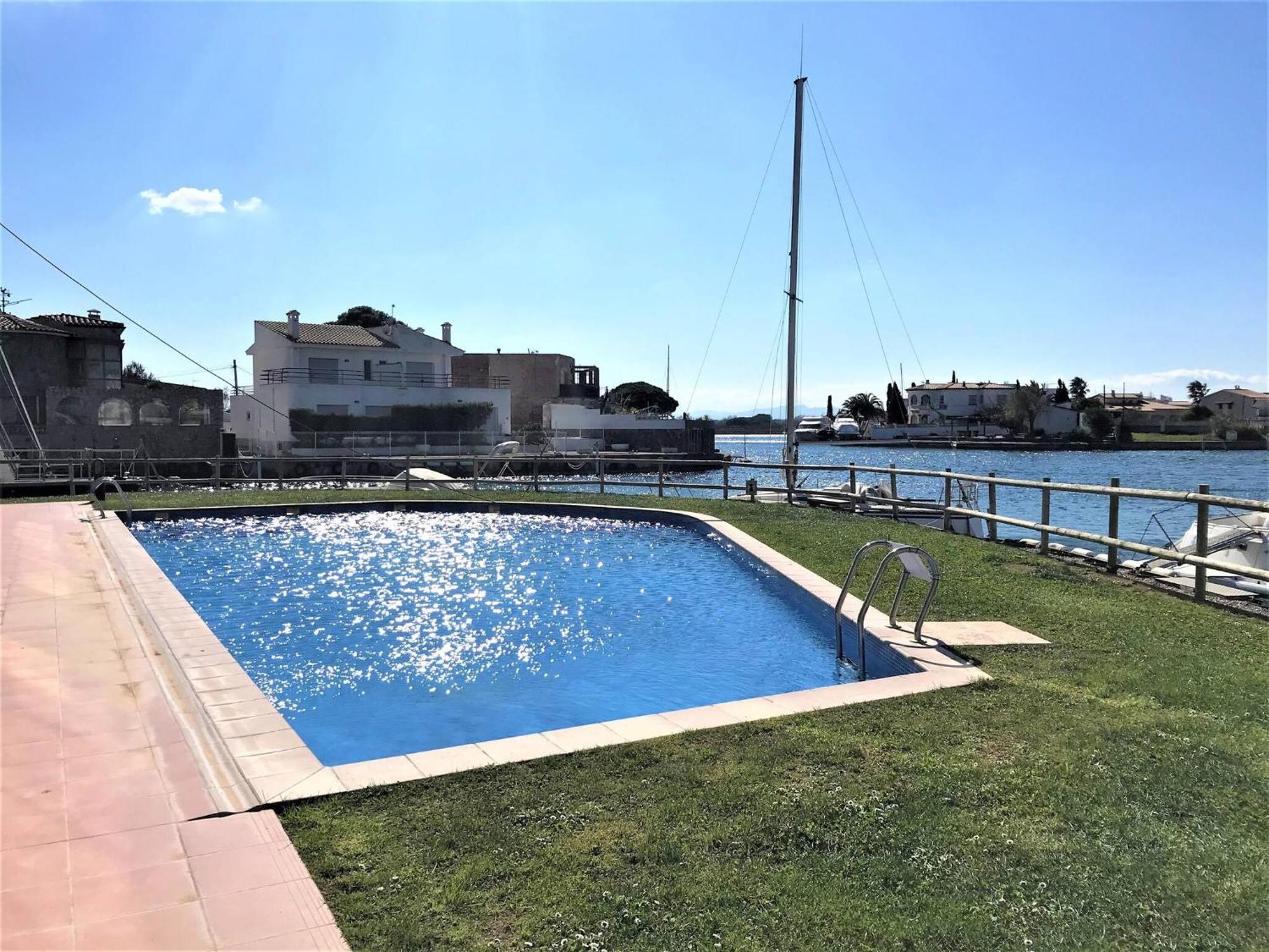 Apartamento En Roses Con Vistas Al Canal Y Piscina Экстерьер фото