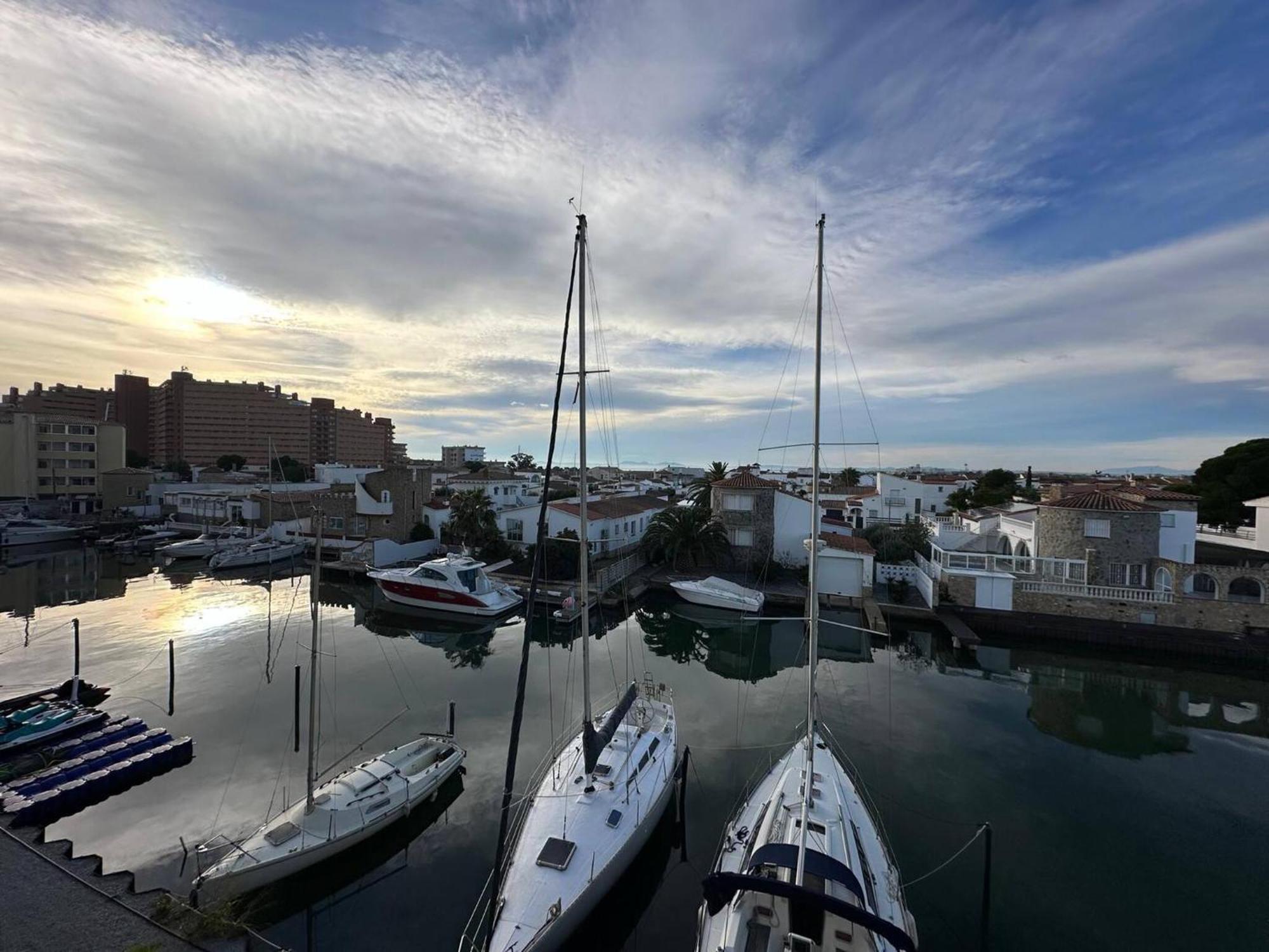 Apartamento En Roses Con Vistas Al Canal Y Piscina Экстерьер фото